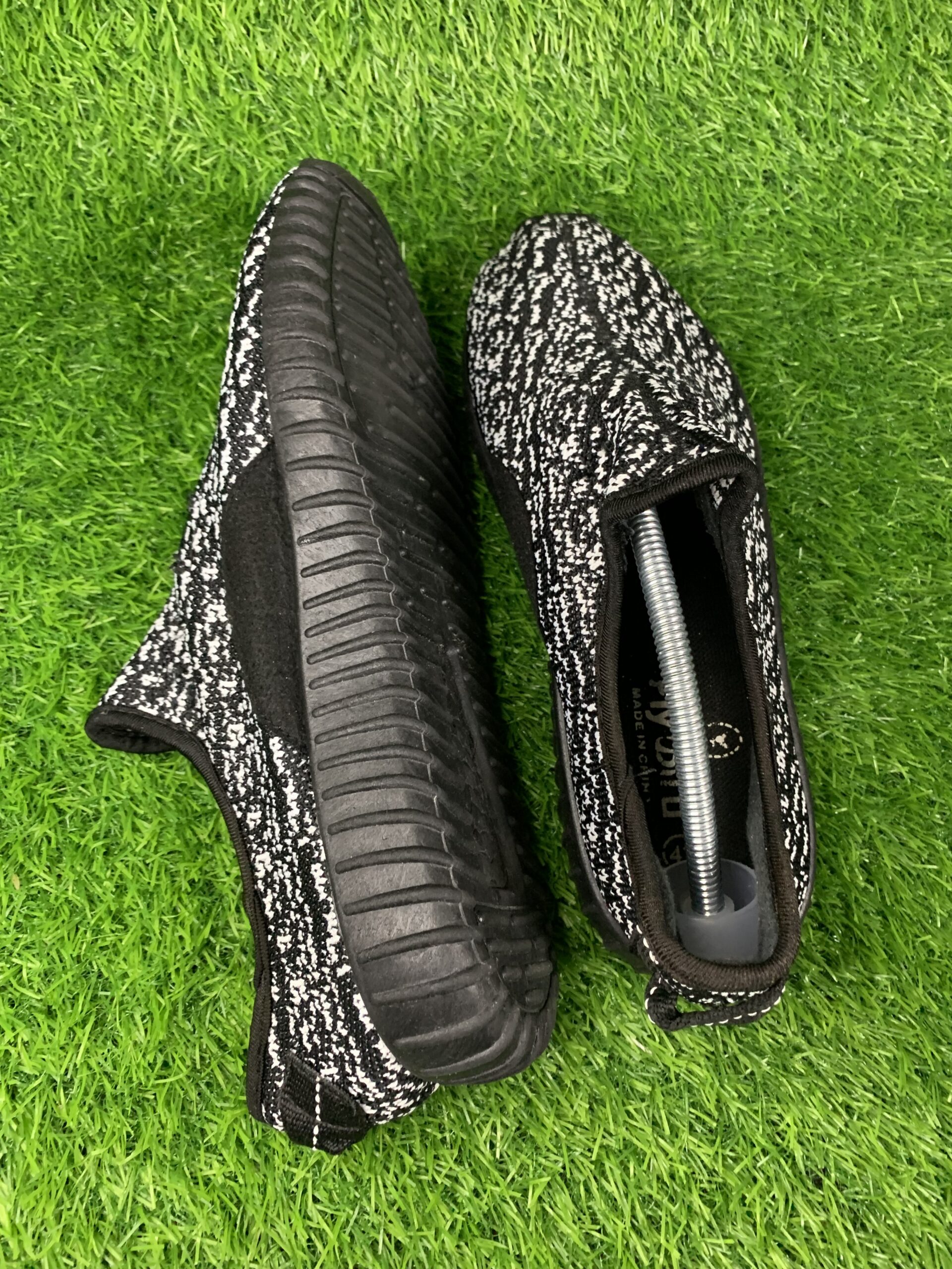 knit slip on sneakers black and white - Image 2